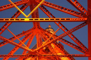 東京タワーの下からのぞむ
