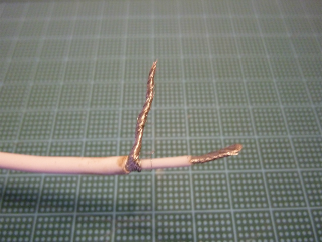 もう一方のリード線も取りだす もう一方のリード線も取りだす